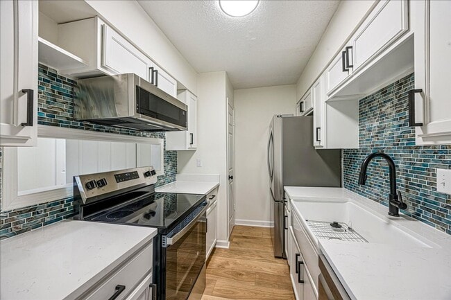 Building Photo - Updated 3 Bedroom Townhome