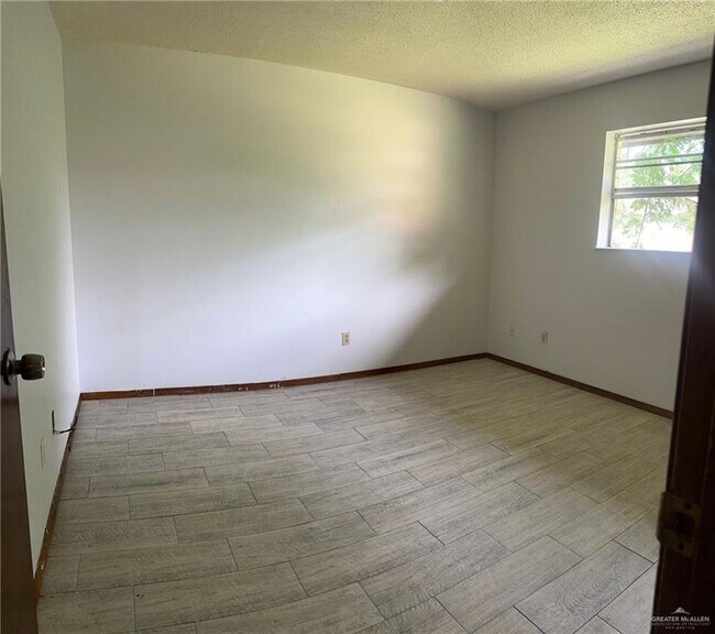 Building Photo - 2421 W Tamarack Ave