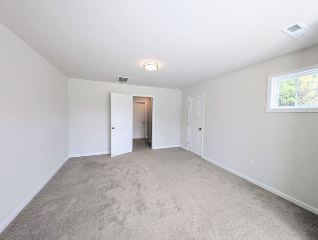 Building Photo - Stunning 4BR/3.5BA End Unit Townhome in Wa...