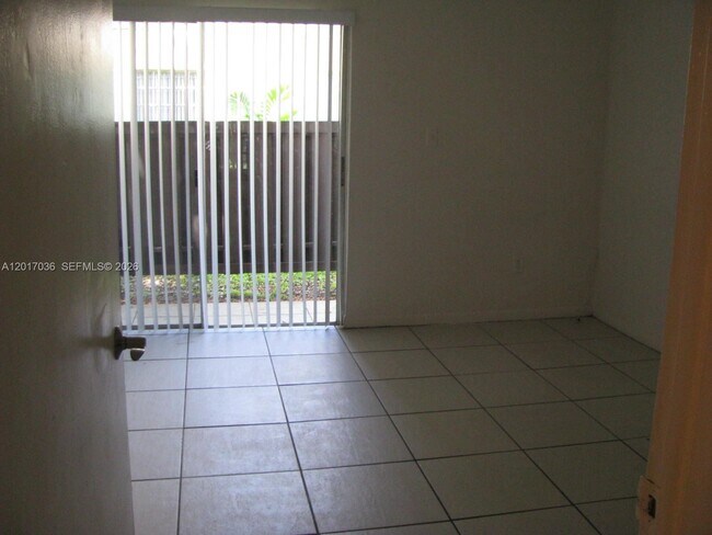 Building Photo - 10832 N Kendall Dr