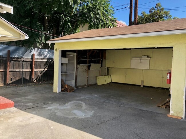 Building Photo - 516-516 N Olive Ave