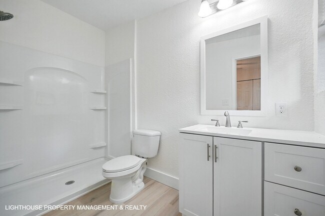 Building Photo - Renovated 3 Bed/2 Bath Home with Den & Off...