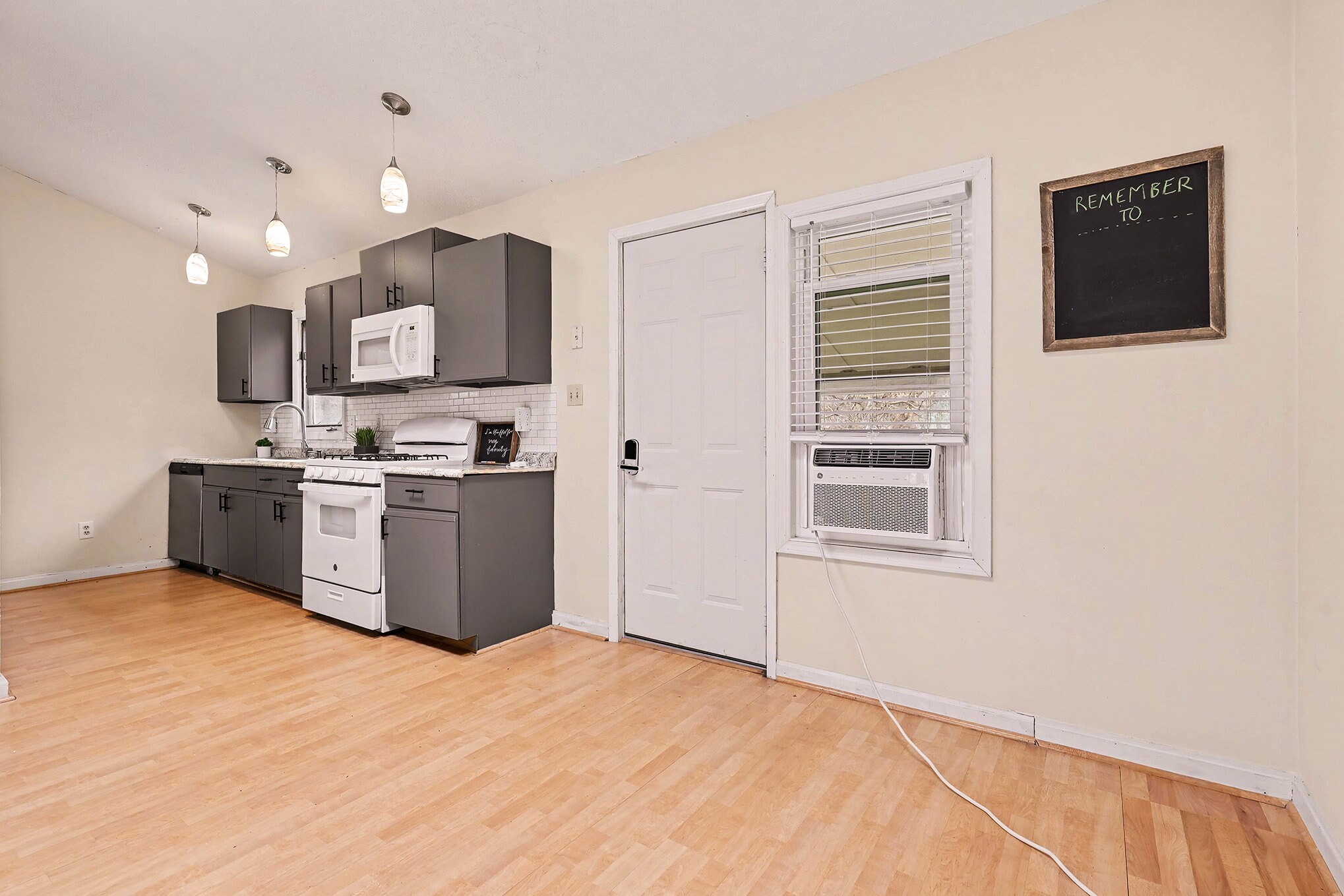 Building Photo - Room in Duplex on Spring St