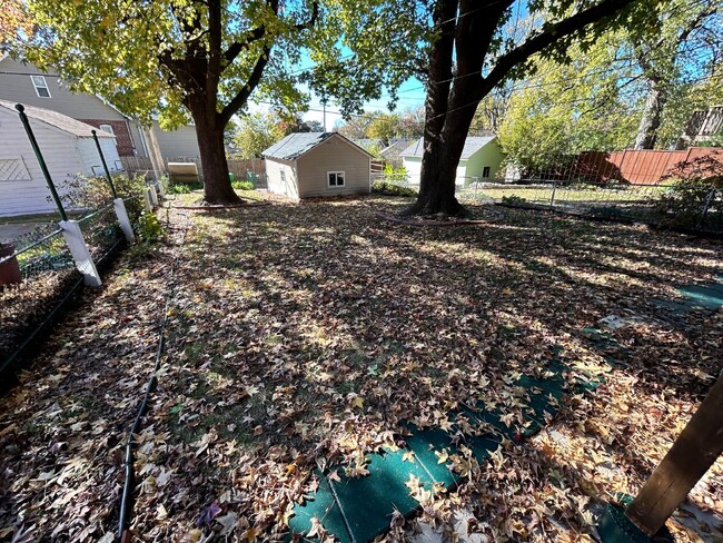 Building Photo - Charming 2-Bed Gem in St. Louis with 966 S...