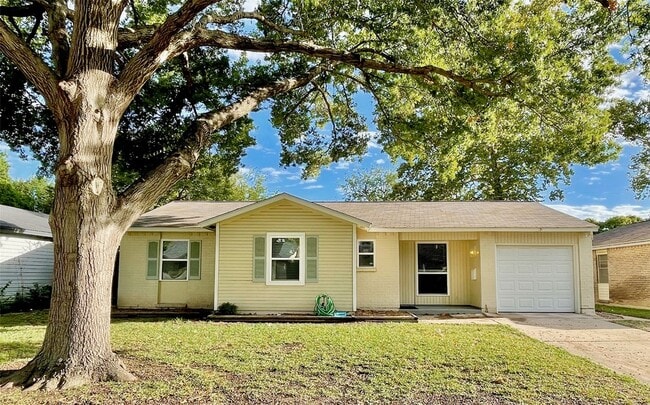 Building Photo - 1404 Meadowcrest Dr