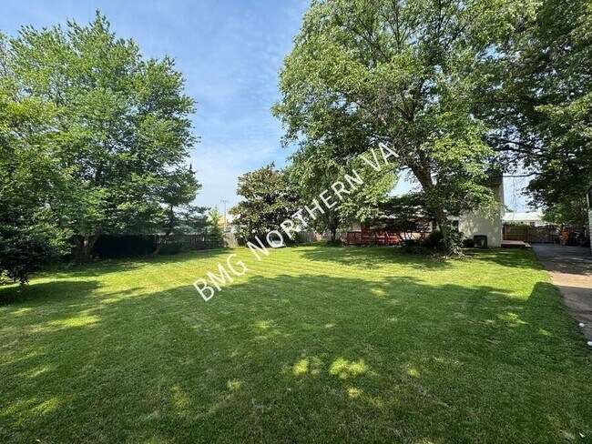 Building Photo - 8903 Tudor Ln