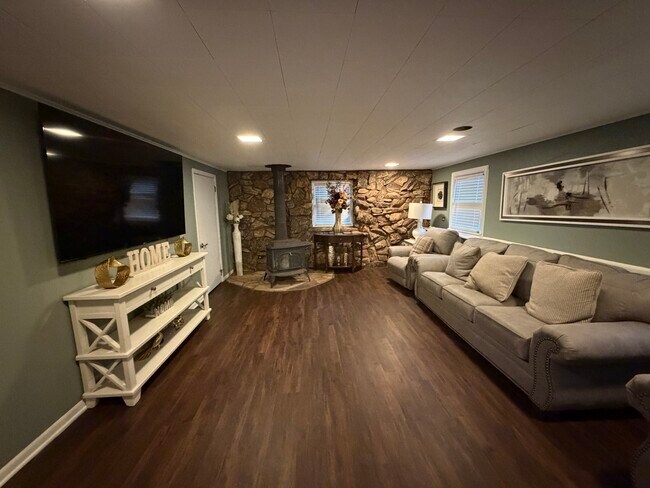 Building Photo - 202 Hickory Rd