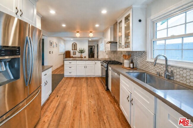 Building Photo - 5245 Ventura Canyon Ave