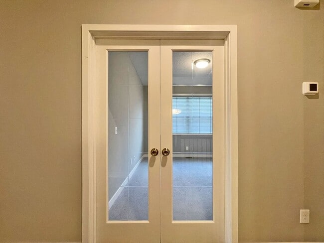 Building Photo - Sparkling, SPACIOUS Like-New Home with 3 B...