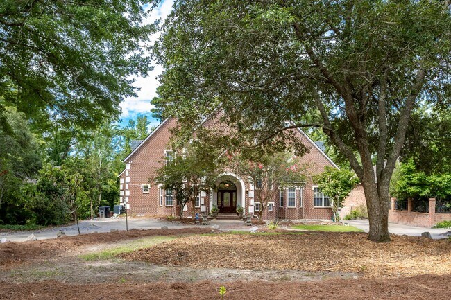 Building Photo - Historic Highland Road Beauty with Bayou V...