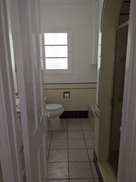 Building Photo - 451 N Oakhurst Dr