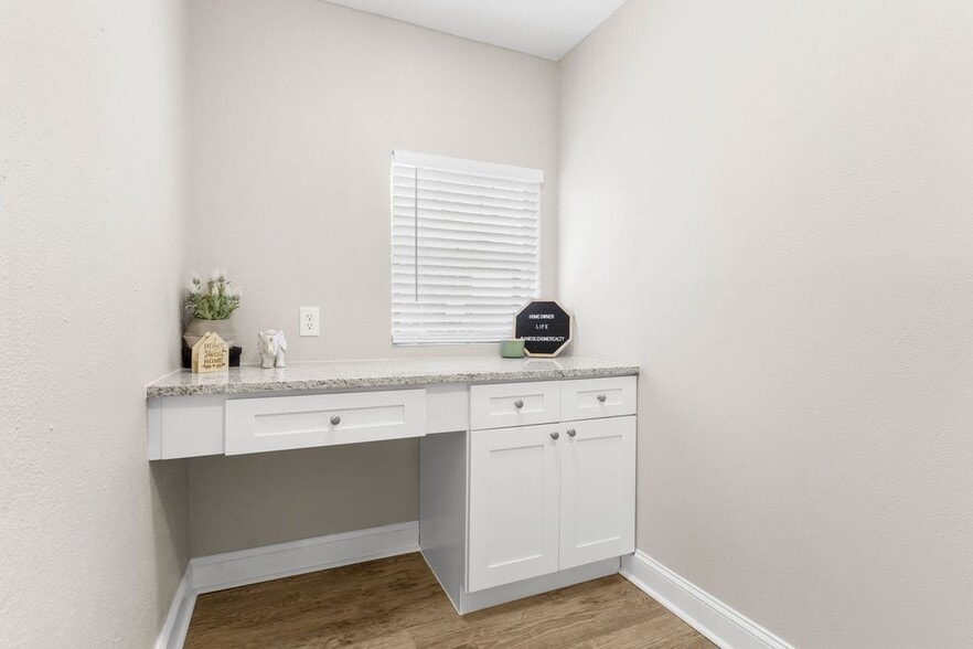 Building Photo - 714 Pleasant Valley Rd