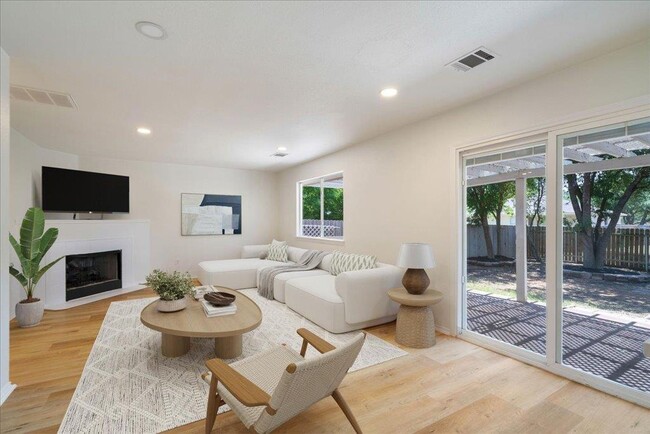 Building Photo - 1025 Doras Dr
