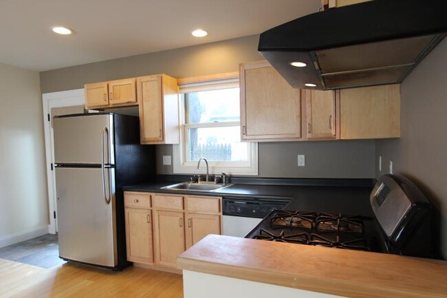 Building Photo - 18 Monroe St