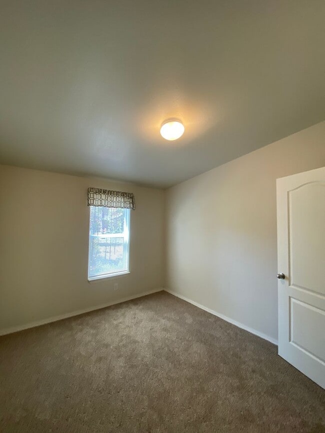 Building Photo - Gorgeous Home w/Huge Shop in La Pine!