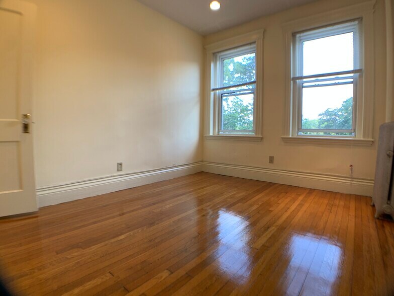 Building Photo - 100 Queensberry St