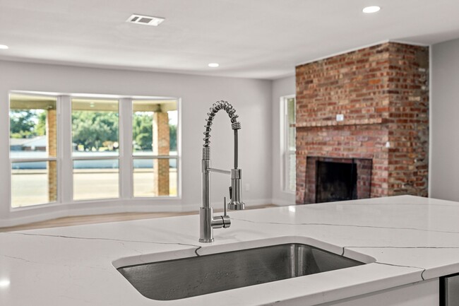 Building Photo - SW Loop 820 - 4304/4306 *Lease Up Only*