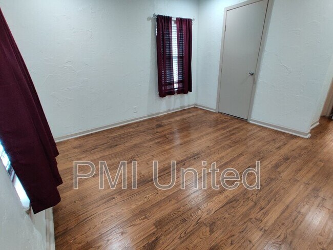 Building Photo - 2216 N Travis St