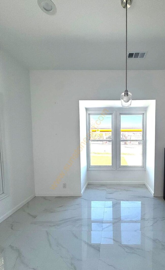 Building Photo - 696 E 9th St