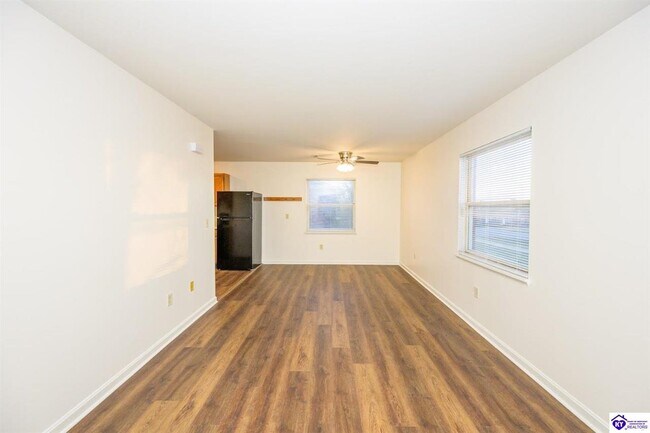 Building Photo - 113 College Street Rd