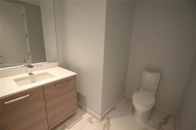 Building Photo - 5000 Island Estates Dr