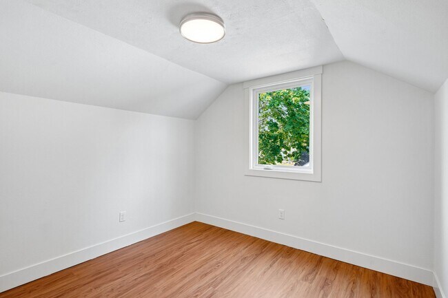 Building Photo - 131 E 70th St