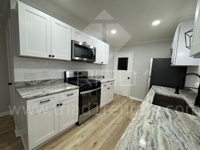 Building Photo - 2205 Hathaway Dr