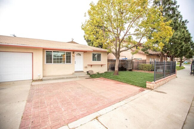 Building Photo - 2207 E Daily Dr