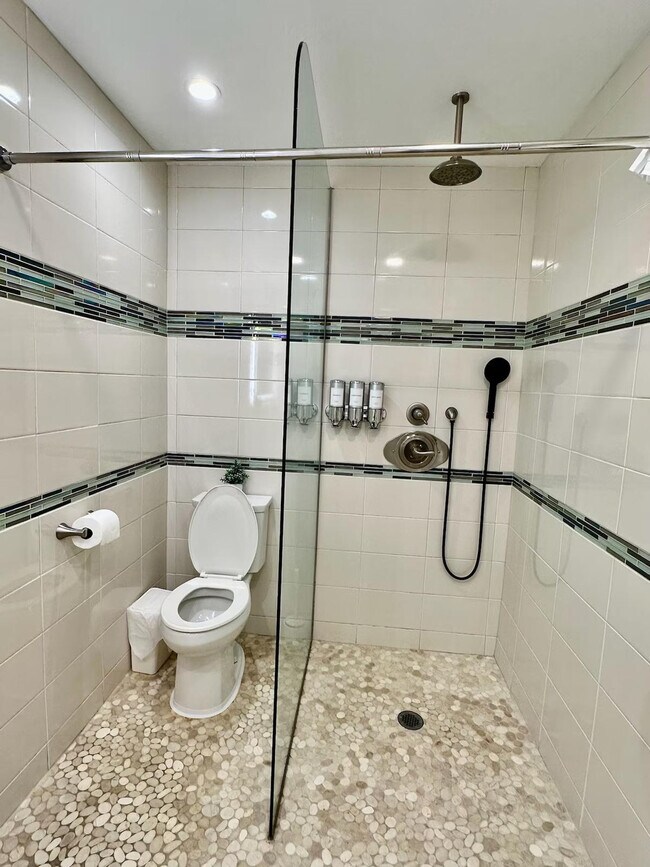 Building Photo - 6505 Skyfarm Dr