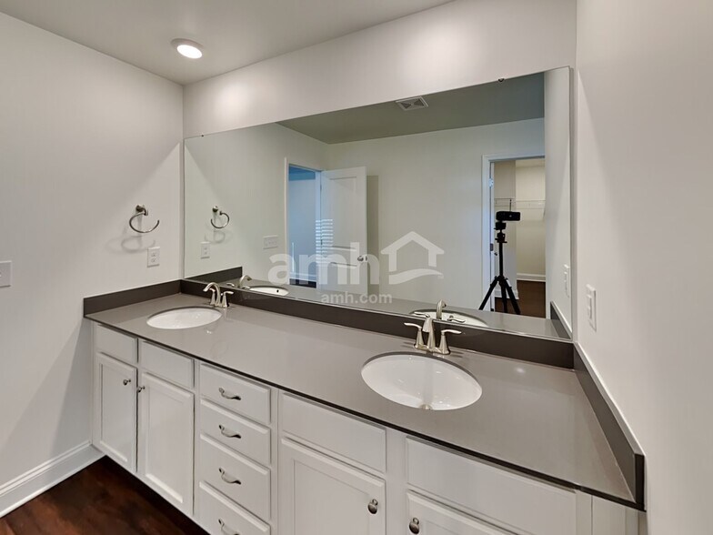 Building Photo - 626 Rivermist Dr