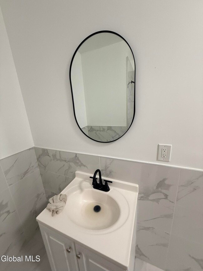 Building Photo - 5 Broadway