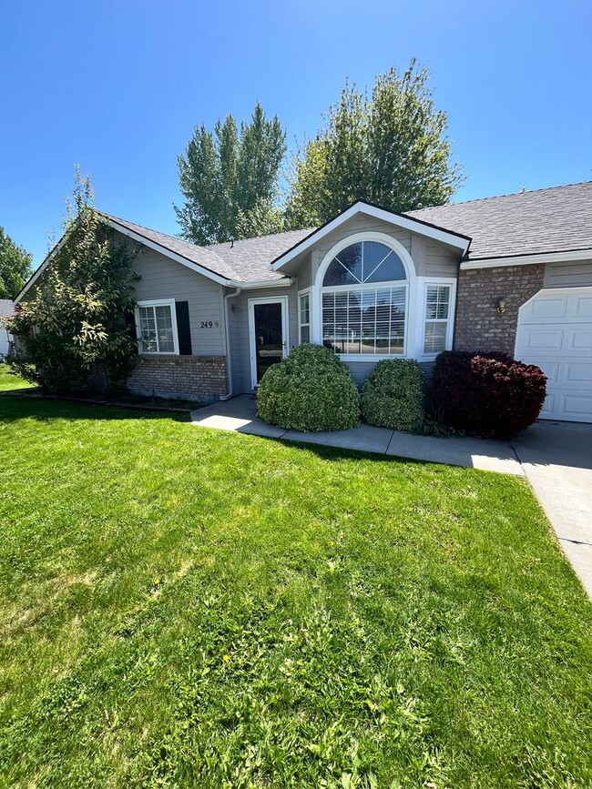 Building Photo - Newly Renovated 3 bed 2 bath home in the h...