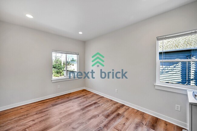 Building Photo - Charming 1-bedroom, 1-bathroom unit in Greenwood