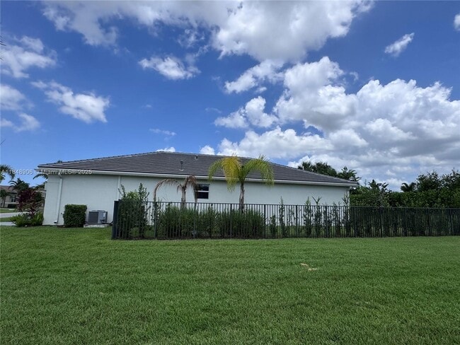 Building Photo - 12780 SW Clear Water Way