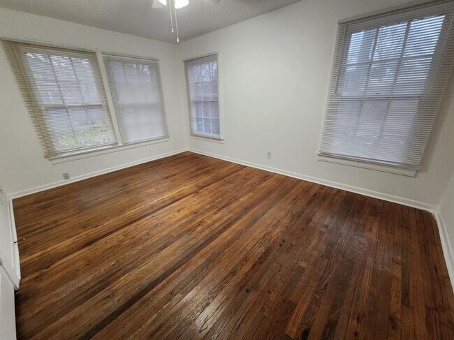 Building Photo - 3 Bed 2 Bath in Hyde Park with Huge Yard