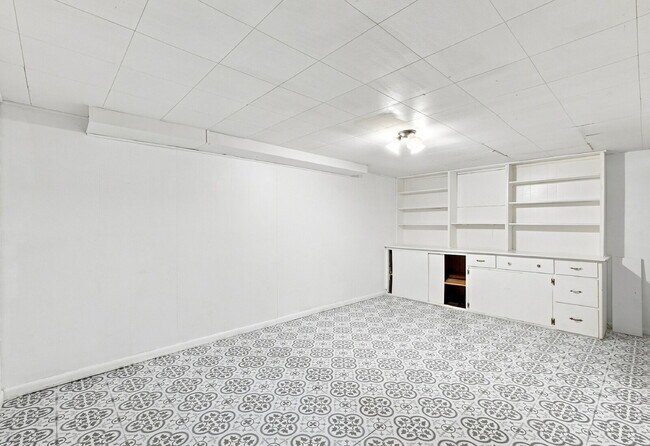 Building Photo - $2,590.95 with $300 Off The First Month's Rent, 4 Beds - 2 Bath, Single Family Home in Denver wit...