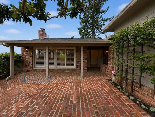Building Photo - Refined Piedmont Residence with Timeless Mid-Centry Appeal