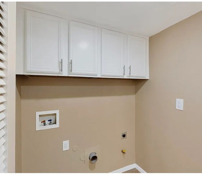 Building Photo - 4 BEDROOM 3 BATHROOM HOME! fully remodeled...