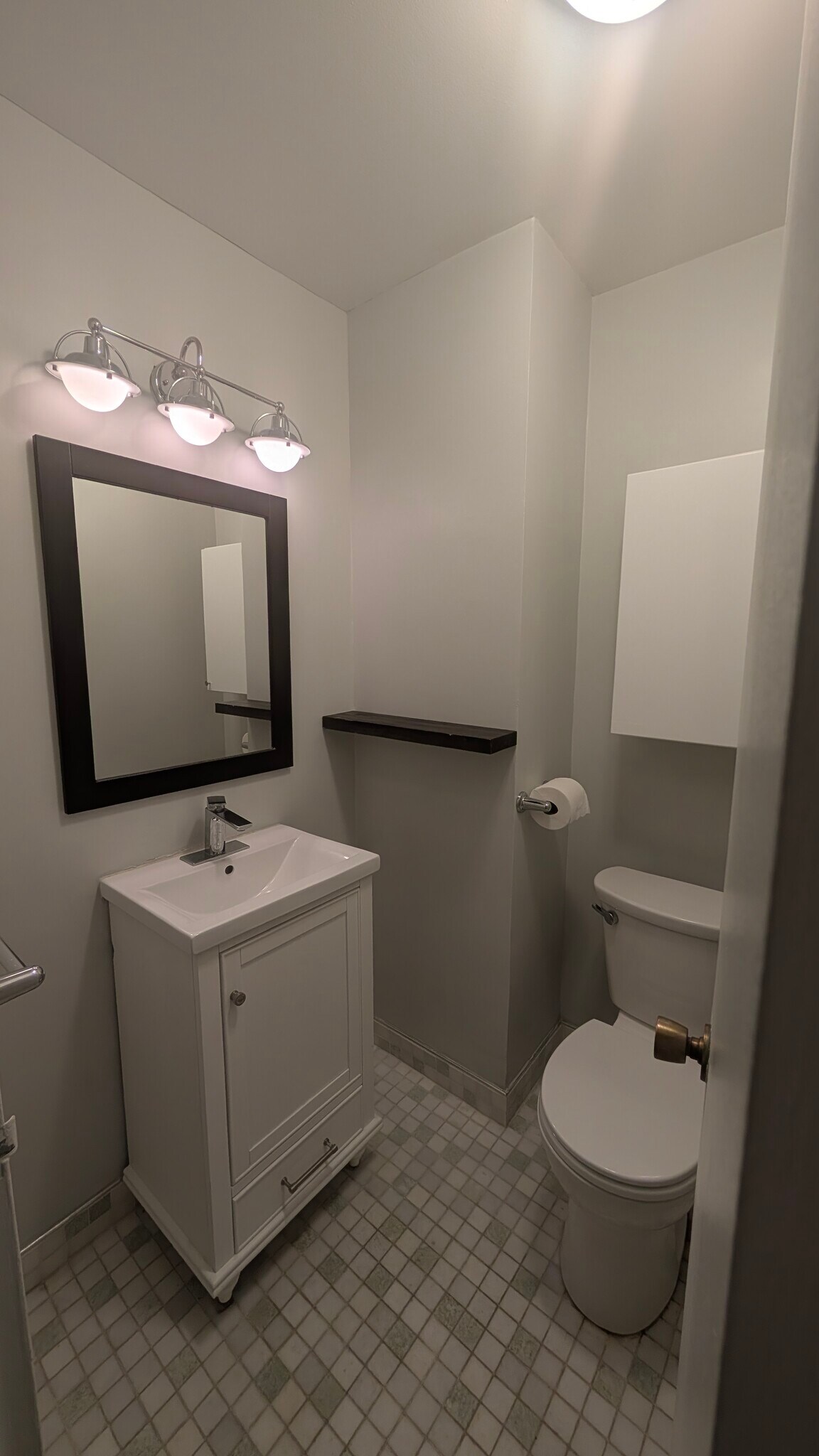 Half bath - 6301 N Sheridan Rd