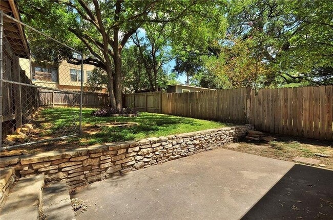Building Photo - Fully updated 6 bed house!!! 1911 David!