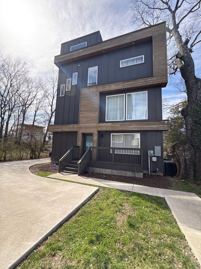 Building Photo - Fully Furnished 5 Bed, 3.5 Bath Located In East Nashville's McFerrin Park Neighborhood! Lawn Care...