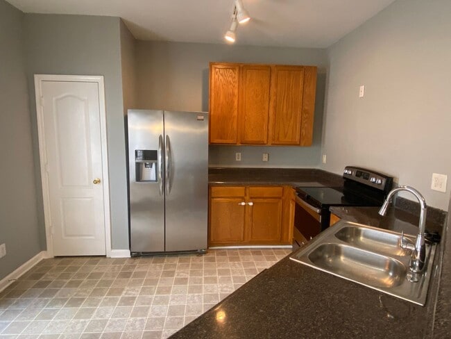 Building Photo - 3bedroom/2.5 bath Condo $1,495 -  Ready fo...