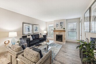 Building Photo - 10751 Meadowglen Ln