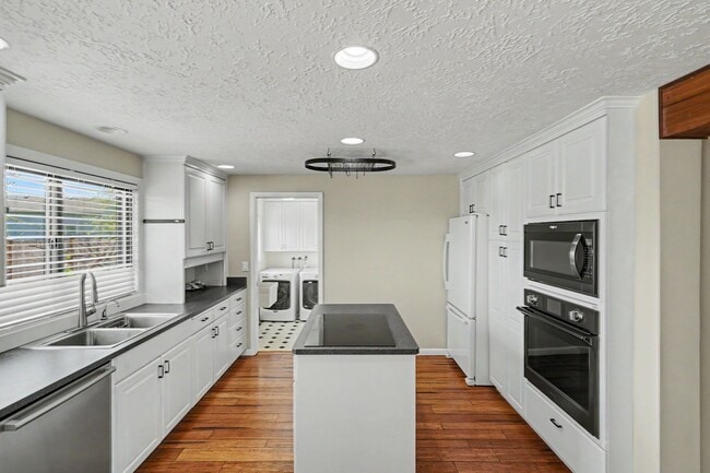 Building Photo - 4 bed, 2 bath single-level home in quiet West Salem neighborhood!