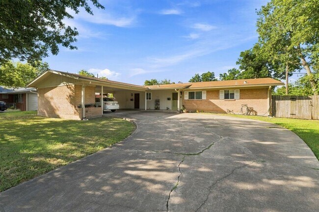 Building Photo - 2201 Lanier Dr