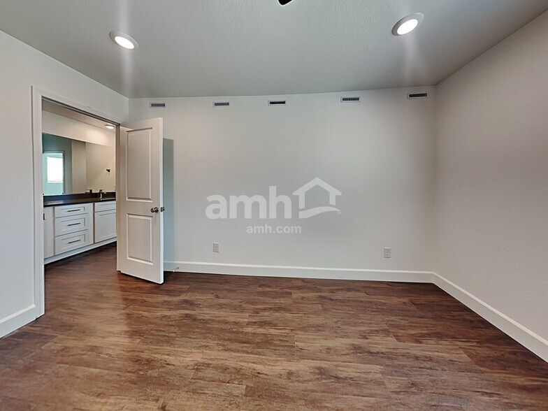 Building Photo - 8926 Tiger Tooth Ave
