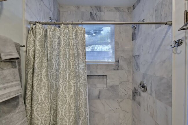 Building Photo - 518 Lamar Ave