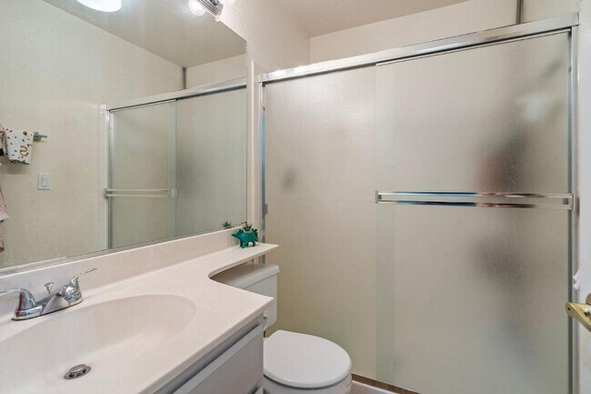 Building Photo - 4 Bedroom 3 Bathroom Available Now