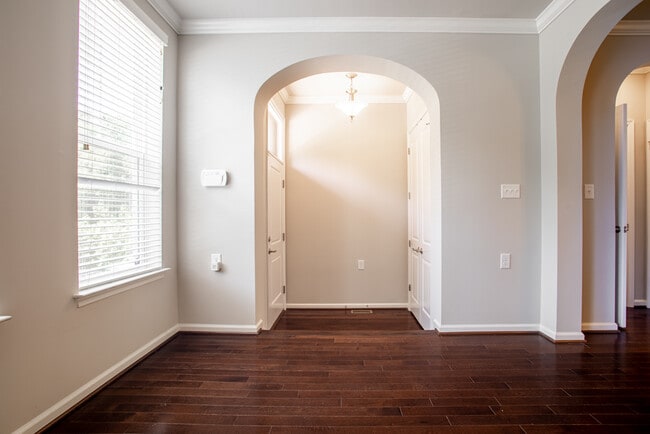 Building Photo - 6913 Country Club Terrace