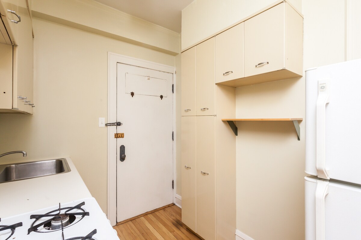 Building Photo - 2328 N Lincoln Park W